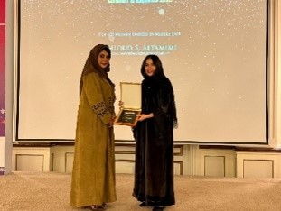 تكريم سعادة الرئيس التنفيذي لجمعية مودة  أ. خلود التميمي خلال حفل جائزة قمة  المرأة القيادية 2026